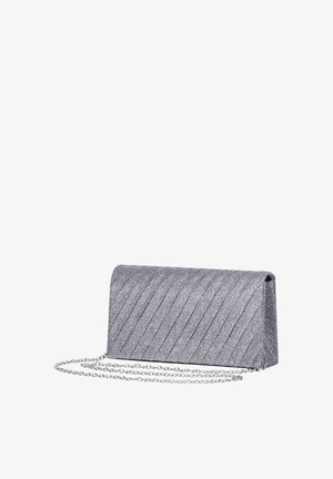 Sølv rektangulær clutch med diagonalt ribbet tekstur, udstyret med en kædetræk og et slankt, struktureret design.