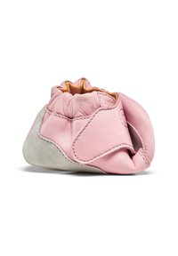 Rosa Leder Ballerina mit gerafftem elastischem Rand und grauer Wildledersohle, mit einer runden Form und glatter Oberfläche.