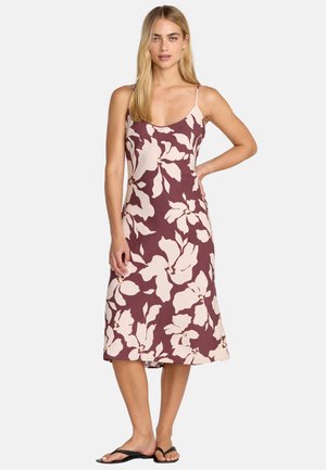 Bezrekawnikowa bordowa sukienka z dużym różowym kwiatowym wzorem, o prostym kroju, sięgająca do kostek, wykonana z lekkiej tkaniny, uzupełniona cienkimi ramiączkami.