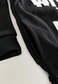 Next Kapuutsiga pusa - black
