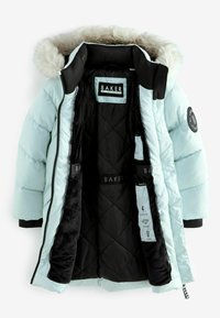 Giacca puffer azzurra chiara con cappuccio in pelliccia sintetica, fodera nera, interno trapuntato e dettagli firmati. Le caratteristiche includono cerniera e dettagli tasca.