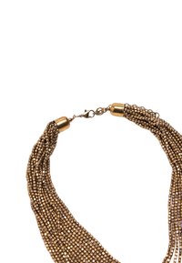 Naszyjnik w odcieniach brązu, składający się z wielu pasm małych koralików, z zaokrąglonymi metalowymi akcentami i zapięciem na karabińczyk.