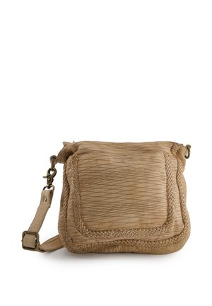 Jasnobrązowa skórzana torba na ramię z plecionym wykończeniem, przednią kieszenią na klapę, regulowanym paskiem i z mosiężnymi dodatkami na białym tle.