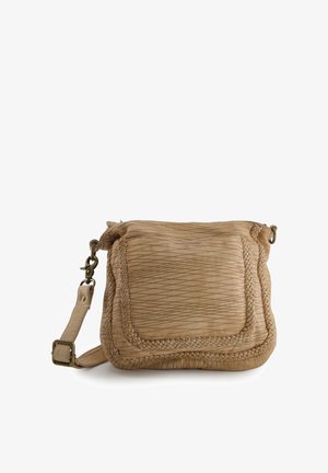 Sac bandoulière en cuir marron clair avec bordure tissée, poche avant à rabat, sangle réglable et ferrures en laiton sur fond blanc.
