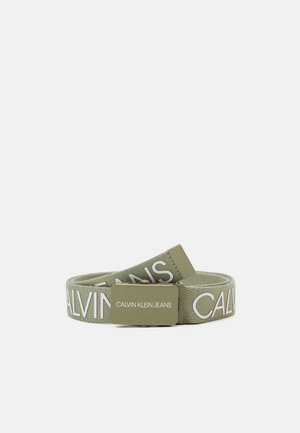 Olijfgroene stoffen riem met witte tekst "Calvin Klein Jeans" en bijpassende olijfgroene rechthoekige gesp met merknaam in het wit.