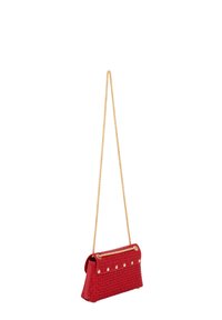 Geantă crossbody din piele ecologică roșie cu un model texturat, curea din lanț auriu și cu ținte decorative aurii pe față. Formă rectangulară.