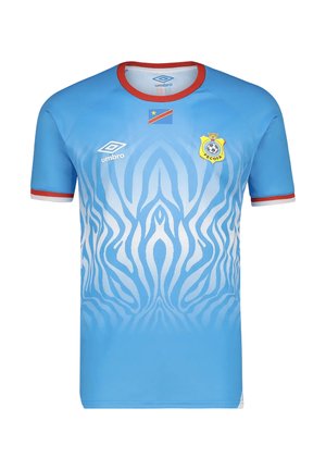Hellblaues Fußballtrikot mit weißen Zebrastrifen, rot eingefaßtem Kragen und Ärmeln, mit Umbro-Logo, Flagge der DR Kongo und FECOFA-Abzeichen.