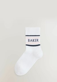 Biała bawełniana skarpetka typu crew z teksturą w prążki, z różową i granatową paskiem na górze oraz napisem "BAKER" w kolorze granatowym.