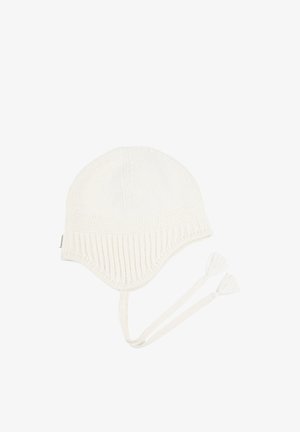 Weiß gestrickte Babymütze mit Ohrenschützern und geflochtenen Bändern, die in Quasten enden, vor weißem Hintergrund gezeigt.