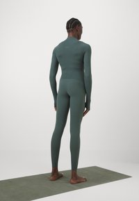 Nike Performance ZENVY - Tamprės - vintage green