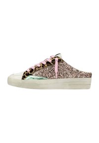 Sneaker glitterato rosa e oro con dettagli a stampa leopardata, una punta bianca e lacci rosa. Presenta una suola piatta con un pannello verde lucido.