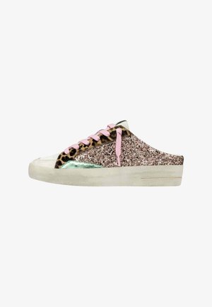 Sneaker glitterato rosa e oro con dettagli a stampa leopardata, una punta bianca e lacci rosa. Presenta una suola piatta con un pannello verde lucido.