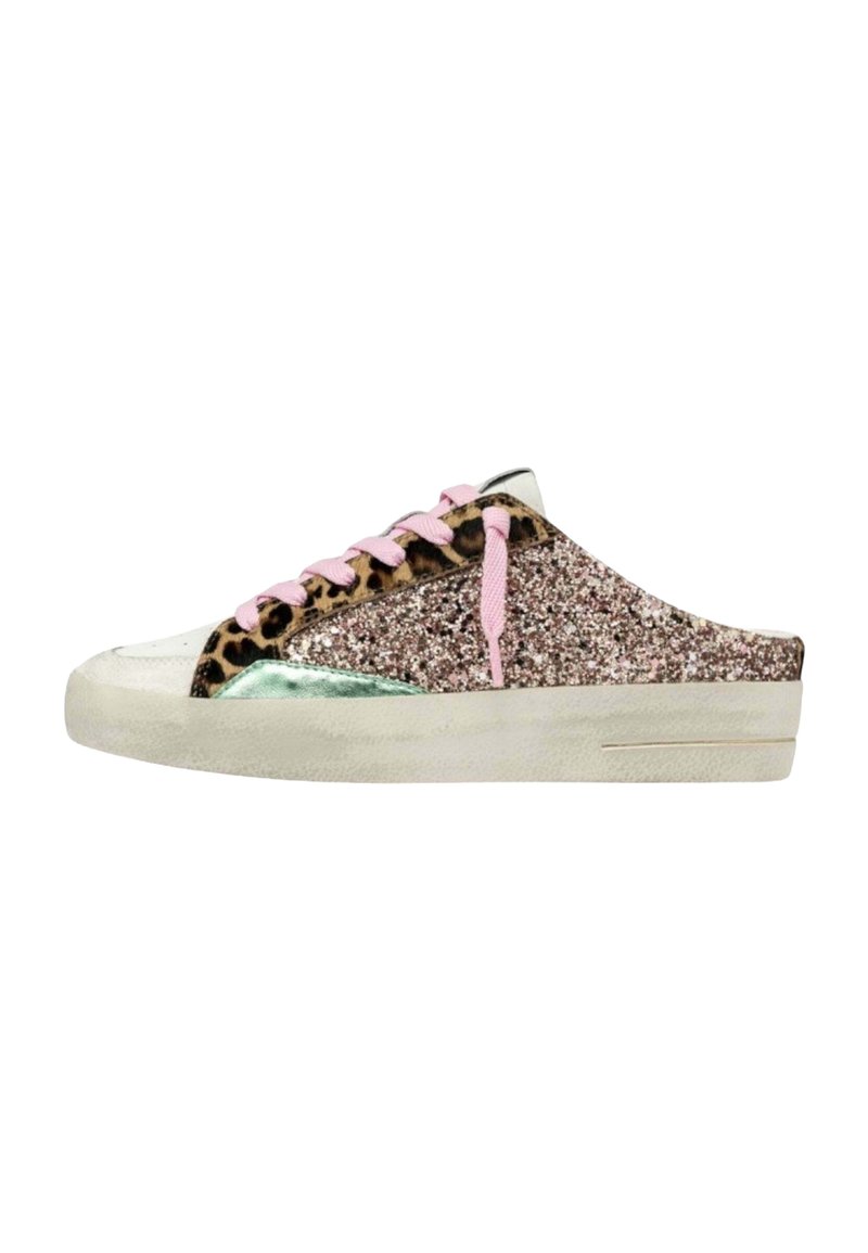 Sneaker glitterato rosa e oro con dettagli a stampa leopardata, una punta bianca e lacci rosa. Presenta una suola piatta con un pannello verde lucido.