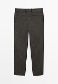 Pantaloni sartoriali grigio scuro con un delicato motivo a spina di pesce, due tasche posteriori e una texture liscia. Design aderente con gamba affusolata.