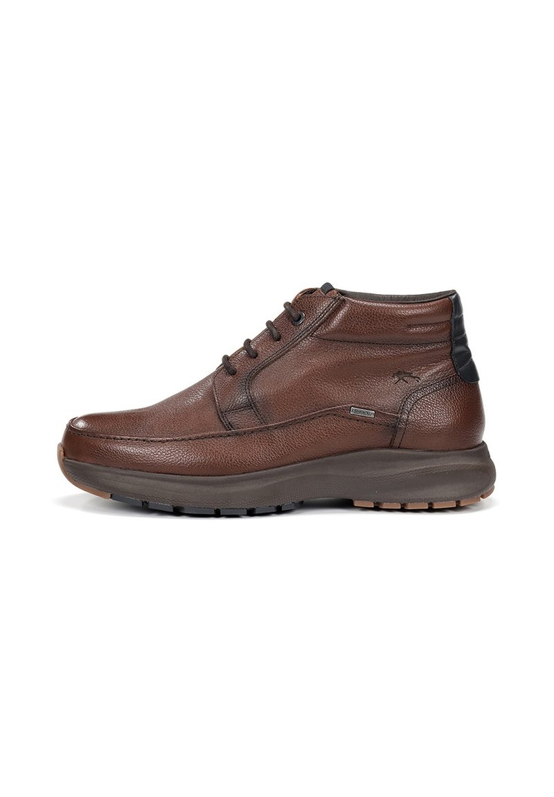 Botas de tobillo de cuero marrón con un acabado texturizado, puntera redonda, tacón negro contrastante y suela de goma flexible con agarre. Diseño con cordones.