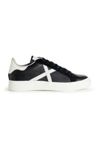 Sneaker in pelle nera con finitura Texturizzata, dettagli bianchi a contrasto, chiusura con lacci frontale e suola in gomma bianca. Design classico low-top.