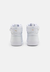 Bia�łe sportowe sneakersy za kostkę z wyściółką, dwiema paskami na rzepy, teksturowaną skórą i gumową podeszwą. Złoty akcent logo na tylnej części.
