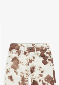 Looze-fit jeans in off-white met een bruin spetterpatroon, voorzien van vier zakken en een metalen knoopsluitingen bij de taille.