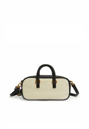 Bolso rectangular de lona beige con asas y detalles de cuero negro, herrajes dorados y bandolera de cuero negro desmontable.