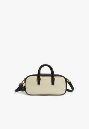 Sac à main rectangulaire en toile beige avec anses et garniture en cuir noir, ferrures dorées et bandoulière amovible en cuir noir.