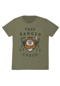 Camiseta de algodón verde oliva con una ilustración impresa de un personaje parecido a un oso y el texto "PARK RANGER ENDOR" dentro de un diseño de escudo.