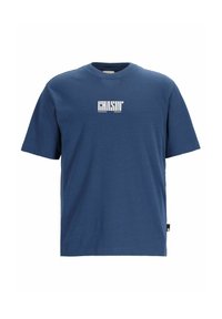 Sötétkék T-shirt puha pamutból, kerek nyakkivágással és rövid ujjakkal; fehér "CHASIN'" logóval a mellkason.