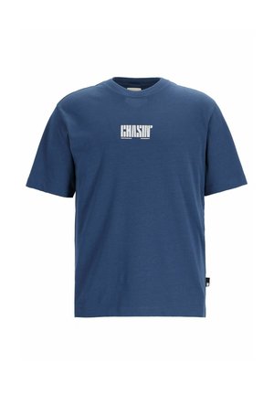 Tricou bleumarin din bumbac moale, cu guler rotund și mâneci scurte; logo-ul alb "CHASIN'" imprimat pe piept.