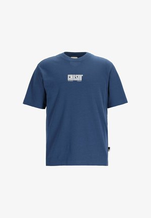 Tumed sinine T-särk, mis on valmistatud pehmest puuvillast, omab ümmargust kaelust ja lühikesi varrukaid; rinna peal on valge "CHASIN'" logo.