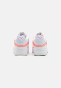 Puma SLIPSTREAM  - Joggesko - white/peach smoothie