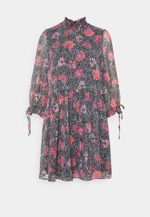 Robe noire à motifs floraux rouges, roses et bleus, col montant, manches transparentes trois-quarts et liens aux poignets.