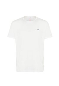 T-shirt bianco in cotone con collo tondo, maniche corte e un piccolo logo blu sul lato sinistro del petto. Tessuto liscio, vestibilità casual.