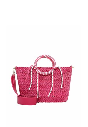 Bolso tejido rosa con asas circulares envueltas, cordones blancos y negros a rayas, y correa de hombro ancha desmontable sobre fondo blanco.