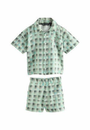 Camisa de cuadros verde menta de manga corta con botones en el frente y bolsillo, combinada con pantalones cortos a juego. La tela es ligera, con un patrón a cuadros y acentos grises.