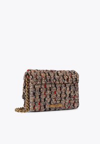 Borsa a busta in tessuto intrecciato con filati multicolori, tracolla in catena dorata e placca metallica con logo. Forma rettangolare con superficie testurizzata.