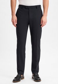 Schwarze maßgeschneiderte Hosen mit glattem Material, geradem Schnitt und gebügeltem Abnäher. Mit einem einzelnen Knopf und Gürtelschlaufen versehen.