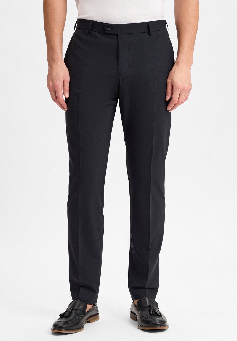 Schwarze maßgeschneiderte Hosen mit glattem Material, geradem Schnitt und gebügeltem Abnäher. Mit einem einzelnen Knopf und Gürtelschlaufen versehen.