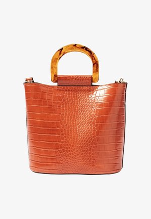 Bolso de mano naranja brillante con textura de cocodrilo y asa ámbar curvada, mostrado sobre fondo blanco. No se ven personas ni otros objetos.