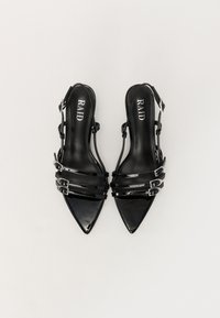 Svarte patent lær slingback hæler har spisse tær, flere tynne stropper med spenner, og en glatt innersåle som viser "RAID."