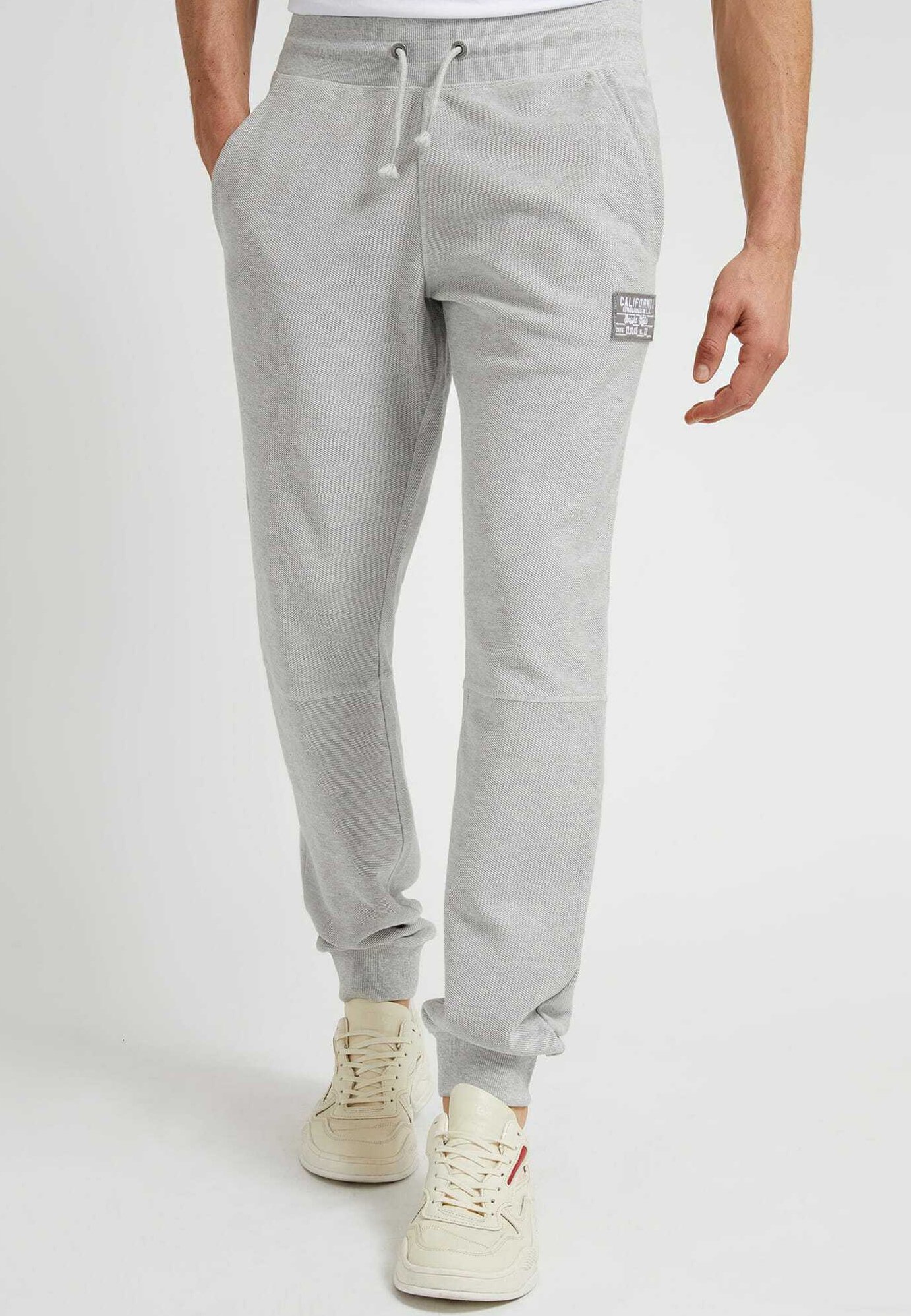 Guess SLIM FIT - Pantalones deportivos - hellgrau/gris claro - Zalando.es