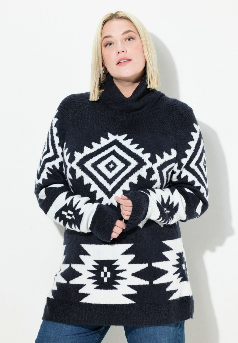 Maglione blu navy con motivi geometrici bianchi, dotato di colletto a piatto e maniche lunghe. Tessuto morbido e vestibilità rilassata.