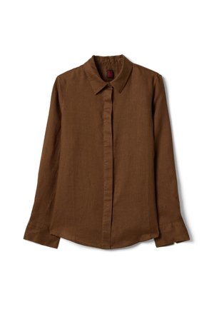 Braunes langärmeliges Hemd zum Knöpfen mit spitzem Kragen, gekrempelten Ärmeln und verdeckter Knopfleiste, flach auf weißem Hintergrund liegend.