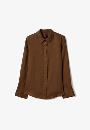 Chemise marron à manches longues avec col pointu, manches retroussées et patte de boutonnage cachée, posée à plat sur fond blanc.