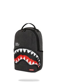 Mochila gris oscuro con ribete negro, que presenta un gran gráfico de la boca de un tiburón con encías rojas y afilados dientes blancos en el bolsillo frontal.
