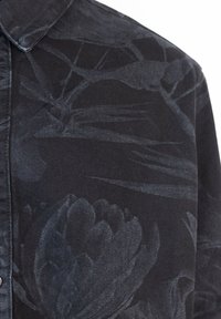 Camicia di jeans nera con un sottile motivo floreale, con una finitura testurizzata e un colletto classico.
