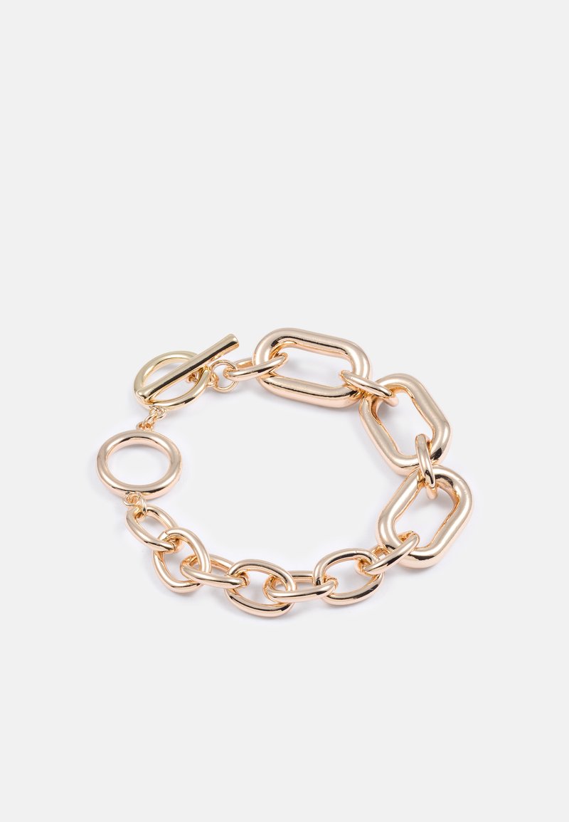 Bracciale in metallo tono oro con anelli ovali e rotondi intrecciati, dotato di chiusura a moschettone e superfici lucide.
