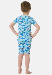 Set di pigiama azzurro chiaro a maniche corte con un motivo marino che presenta pesci e onde, realizzato in tessuto morbido, design aderente e pantaloni corti abbinati.