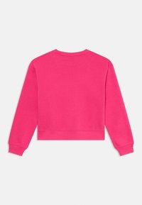 Klart rosa långärmad sweatshirt med rund hals och ribbade ärmslut och fåll, visad från baksidan mot en vit bakgrund.