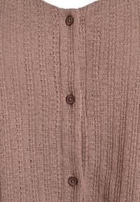 Dzianinowy top w miękkim mauve z teksturowanym wzorem, z okrągłym dekoltem i brązowym zapięciem na guziki z tyłu.
