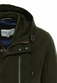Chaqueta con capucha de color verde oscuro, con cremallera y botones a presión, forro interior azul y cordón ajustable en la capucha.
