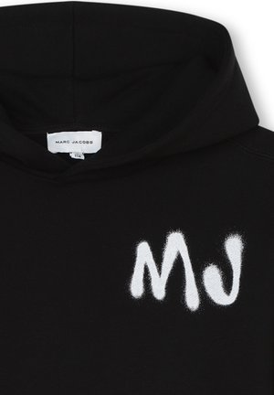 Musta huppari, jossa on huppu ja valkoiset, spraymaalilla tehdyt nimikirjaimet "MJ" rinnassa. Sisäpuolella kauluksessa on Marc Jacobs -etiketti.